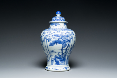 Een Chinese blauw-witte dekselvaas, Kangxi
