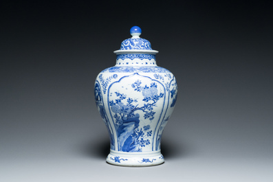 Een Chinese blauw-witte dekselvaas, Kangxi
