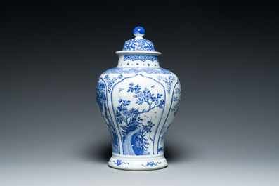 Een Chinese blauw-witte dekselvaas, Kangxi