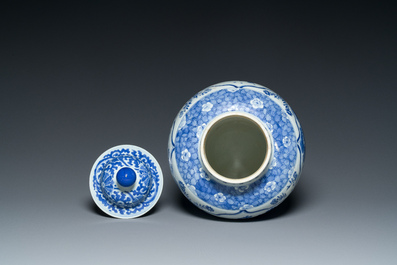 Een Chinese blauw-witte dekselvaas, Kangxi