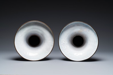 Paire de vases de forme 'gu' en &eacute;maux de Canton &agrave; d&eacute;cor floral, Chine, Qianlong