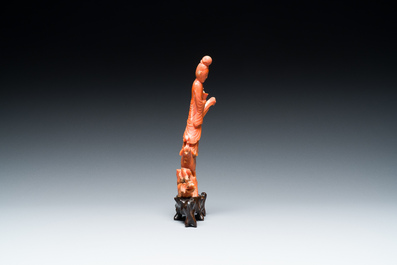 Een Chinese bloedkoralen sculptuur van een dame op een feniks, 19/20e eeuw
