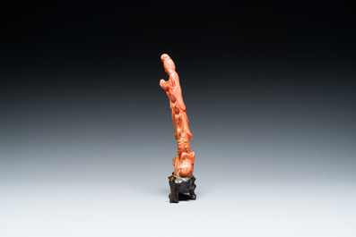 Een Chinese bloedkoralen sculptuur van een dame op een feniks, 19/20e eeuw