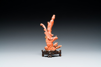 Een Chinese bloedkoralen sculptuur van een dame op een feniks, 19/20e eeuw