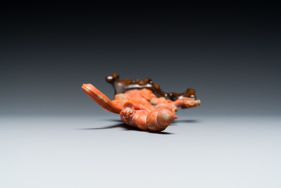 Een Chinese bloedkoralen sculptuur van een dame op een feniks, 19/20e eeuw
