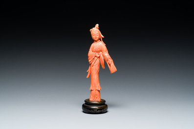 Sculpture d'une femme avec un chasse-mouche et un &eacute;ventail en corail rouge, Chine, 19/20&egrave;me
