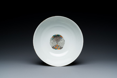 A Chinese famille verte bowl with a bird and various insects, Guangxu mark, 19/20th C.