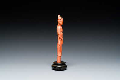 Sculpture d'une femme avec un chasse-mouche et un &eacute;ventail en corail rouge, Chine, 19/20&egrave;me