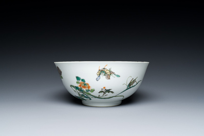 A Chinese famille verte bowl with a bird and various insects, Guangxu mark, 19/20th C.