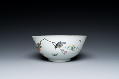 A Chinese famille verte bowl with a bird and various insects, Guangxu mark, 19/20th C.