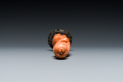 Een Chinese bloedkoralen sculptuur van een staande dame met hofketting, 19/20e eeuw