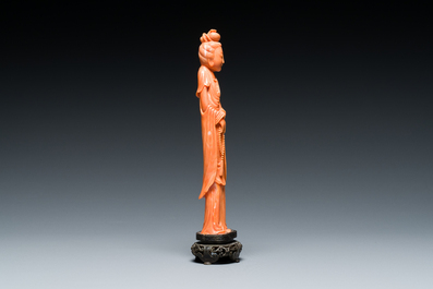 Een Chinese bloedkoralen sculptuur van een staande dame met hofketting, 19/20e eeuw