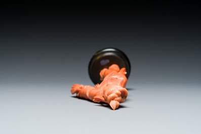 Sculpture d'une femme avec un chasse-mouche et un &eacute;ventail en corail rouge, Chine, 19/20&egrave;me