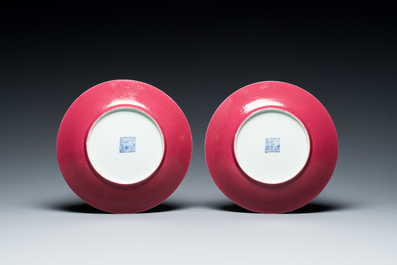 Paire d'assiettes en porcelaine de Chine en rouge de rubis monochrome, marque et &eacute;poque de Jiaqing