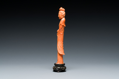 Een Chinese bloedkoralen sculptuur van een staande dame met hofketting, 19/20e eeuw