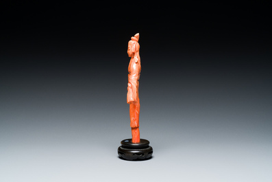 Sculpture d'une femme avec un chasse-mouche et un &eacute;ventail en corail rouge, Chine, 19/20&egrave;me