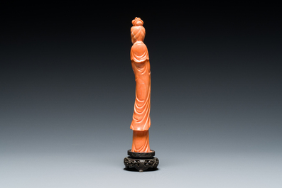 Een Chinese bloedkoralen sculptuur van een staande dame met hofketting, 19/20e eeuw