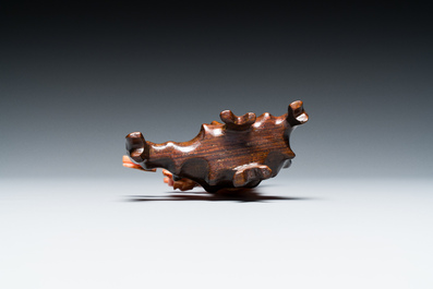 Een Chinese bloedkoralen sculptuur van een dame op een feniks, 19/20e eeuw