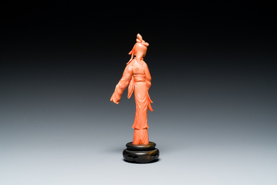 Sculpture d'une femme avec un chasse-mouche et un &eacute;ventail en corail rouge, Chine, 19/20&egrave;me