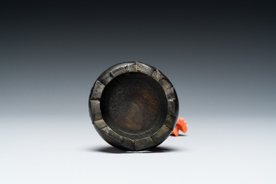 Sculpture d'une femme avec un chasse-mouche et un &eacute;ventail en corail rouge, Chine, 19/20&egrave;me