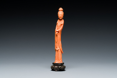 Een Chinese bloedkoralen sculptuur van een staande dame met hofketting, 19/20e eeuw