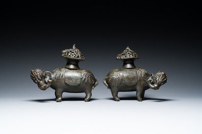 Paire de br&ucirc;le-parfums en forme d'&eacute;l&eacute;phant en bronze, Chine, Ming
