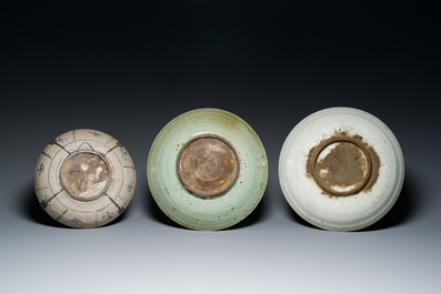 Drie Chinese blauw-witte en wucai Swatow schotels, Ming