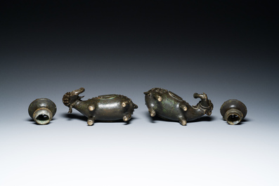 Paire de br&ucirc;le-parfums en forme d'&eacute;l&eacute;phant en bronze, Chine, Ming