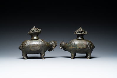 Paire de br&ucirc;le-parfums en forme d'&eacute;l&eacute;phant en bronze, Chine, Ming