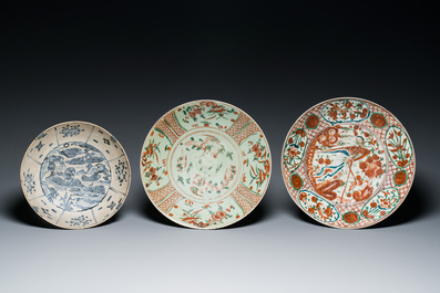 Drie Chinese blauw-witte en wucai Swatow schotels, Ming