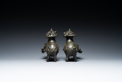 Paire de br&ucirc;le-parfums en forme d'&eacute;l&eacute;phant en bronze, Chine, Ming