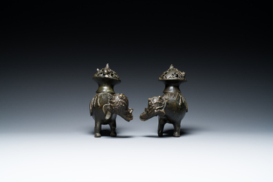 Paire de br&ucirc;le-parfums en forme d'&eacute;l&eacute;phant en bronze, Chine, Ming