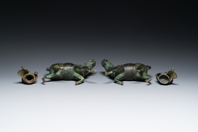 Een paar Chinese bronzen wierookbranders in de vorm van jongens op kylins, Ming