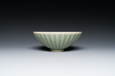Een Chinese Longquan celadon vaas en een lotusvormige kom, Yuan of later