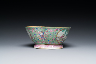 Een Chinese drielobbige famille rose kom met turquoise fondkleur, Tongzhi merk en periode