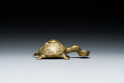 Een Chinese vergulde bronzen waterdruppelaar in de vorm van een schildpad met een slang, wellicht Qing