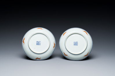 Paire de coupes en porcelaine de Chine famille verte &agrave; d&eacute;cor de dragons et de ph&eacute;nix, marque et &eacute;poque de Jiaqing