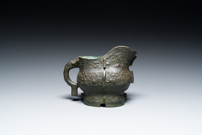 R&eacute;cipient &agrave; vin rituel archa&iuml;que en bronze dans le style des Zhou de l'Ouest, 'gong', Chine, marque de Yong Bao Zhen Wan 永葆珍玩, Ming