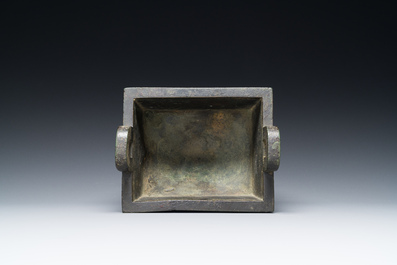 R&eacute;cipient &agrave; nourriture rituel archa&iuml;que en bronze dans le style des Zhou de l'Ouest, 'fangding', Chine, marque de Bao Ding Zhen Yong 寶鼎珍用, Ming