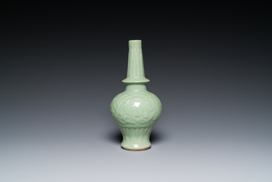 Een Chinese Longquan celadon vaas en een lotusvormige kom, Yuan of later