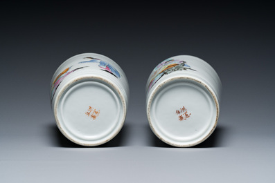 Paire de vases de forme rouleau en porcelaine de Chine famille rose, marque de Hongxian, R&eacute;publique