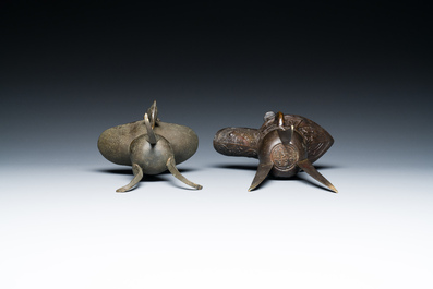 Twee Chinese bronzen rituele wijnbekers, 'jue', 18/19e eeuw