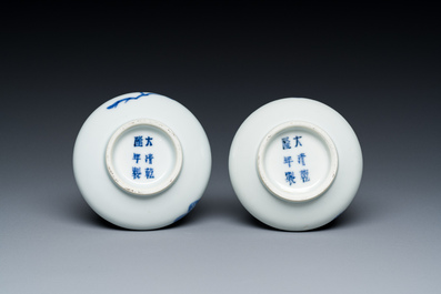 Een paar Chinese blauw-witte en koperrode vaasjes met floraal decor, Qianlong merk, 19/20e eeuw