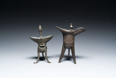 Twee Chinese bronzen rituele wijnbekers, 'jue', 18/19e eeuw