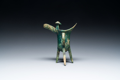Een Chinees archa&iuml;sch bronzen ritueel wijnvat, 'jue', late Shang-dynastie
