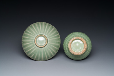 Een Chinese Longquan celadon vaas en een lotusvormige kom, Yuan of later