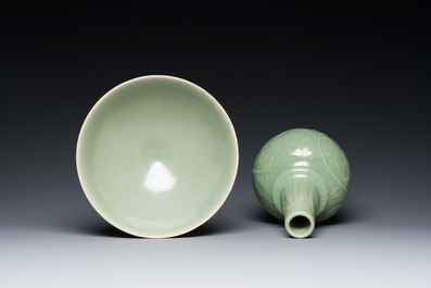 Een Chinese Longquan celadon vaas en een lotusvormige kom, Yuan of later