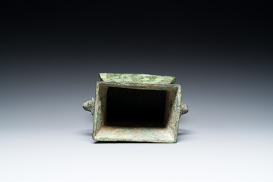 R&eacute;cipient &agrave; vin rituel archa&iuml;que en bronze inscrit Jie Fu Wu 㔾父戊, 'fanghu', Chine, Zhou de l'Ouest