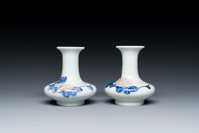 Een paar Chinese blauw-witte en koperrode vaasjes met floraal decor, Qianlong merk, 19/20e eeuw