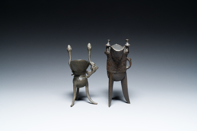 Twee Chinese bronzen rituele wijnbekers, 'jue', 18/19e eeuw